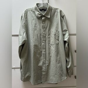 Banana Republic Men’s Light Green Relaxed Fit Button Down Shirt in Size Large